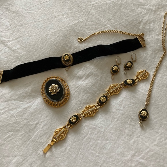Vintage Black & Gold Rose Celebrity Jewelry - Picture 1 of 9